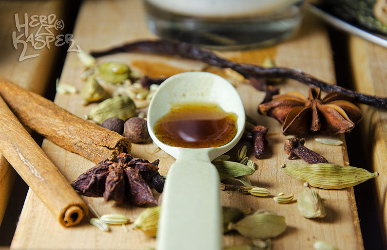 So viel Aroma auf einem kleinen Löffel: hausgemachter Chai-Sirup