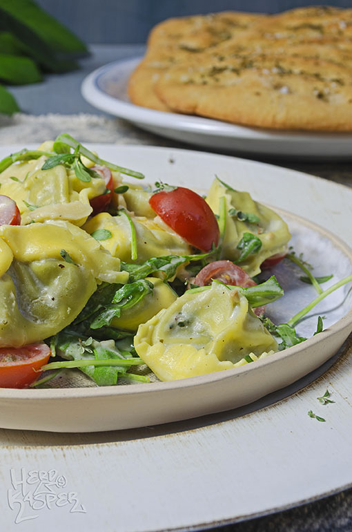Lauwarmer Tortelloni-Salat mit Frischkäse-Dressing 